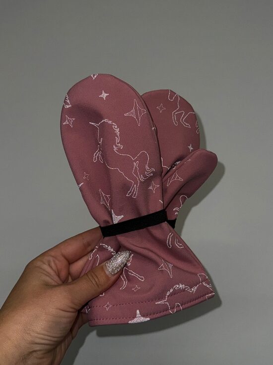 Rozā ar gaismu atstarojošu zīmējumu Vienradži